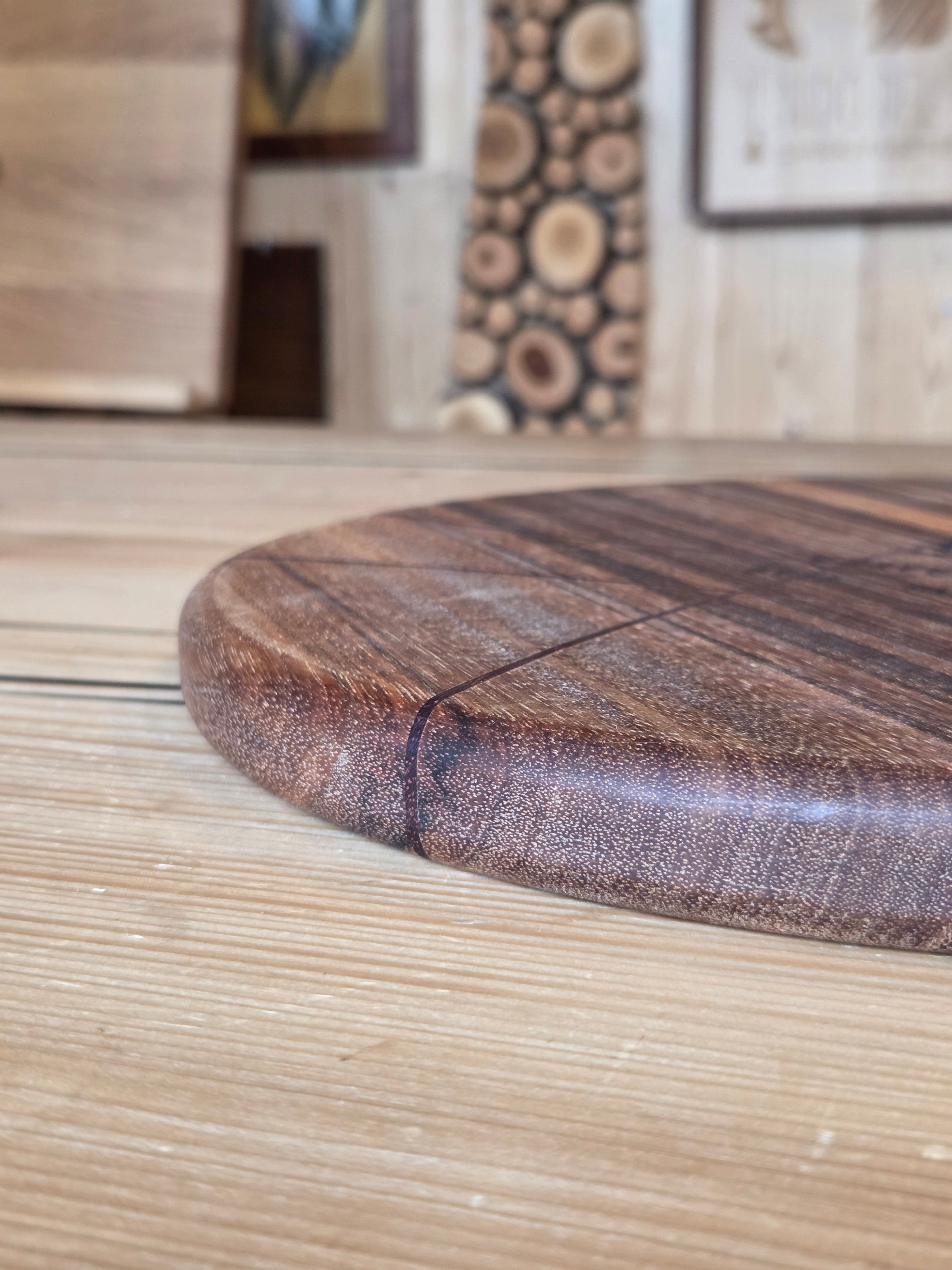 Il nido del picchio Curve tagliere rotondo castagno wenge