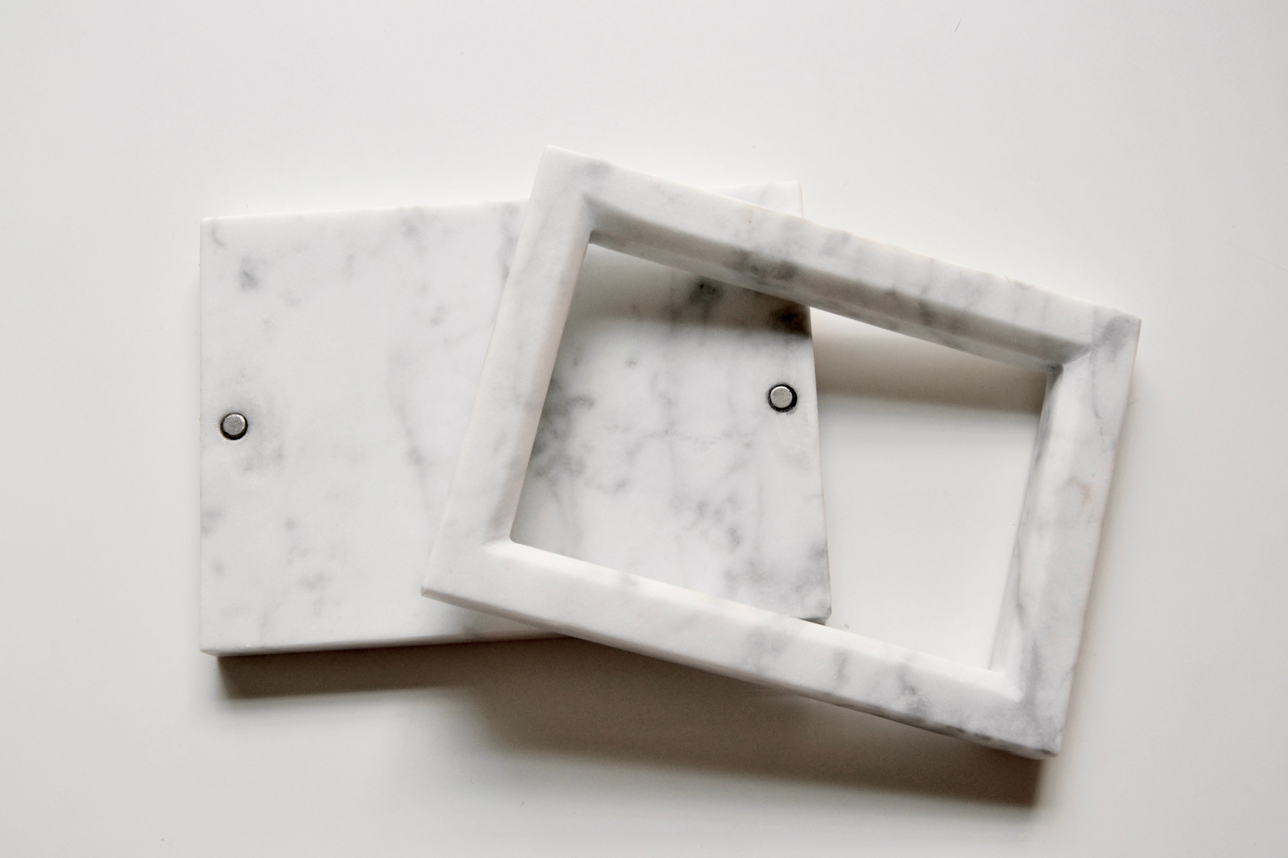 Cyrcus Design Eikòna cornice marmo di Carrara magnetica