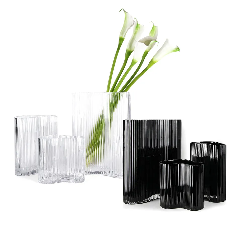 Galore Home Wavy Ribbed Small vaso vetro nero