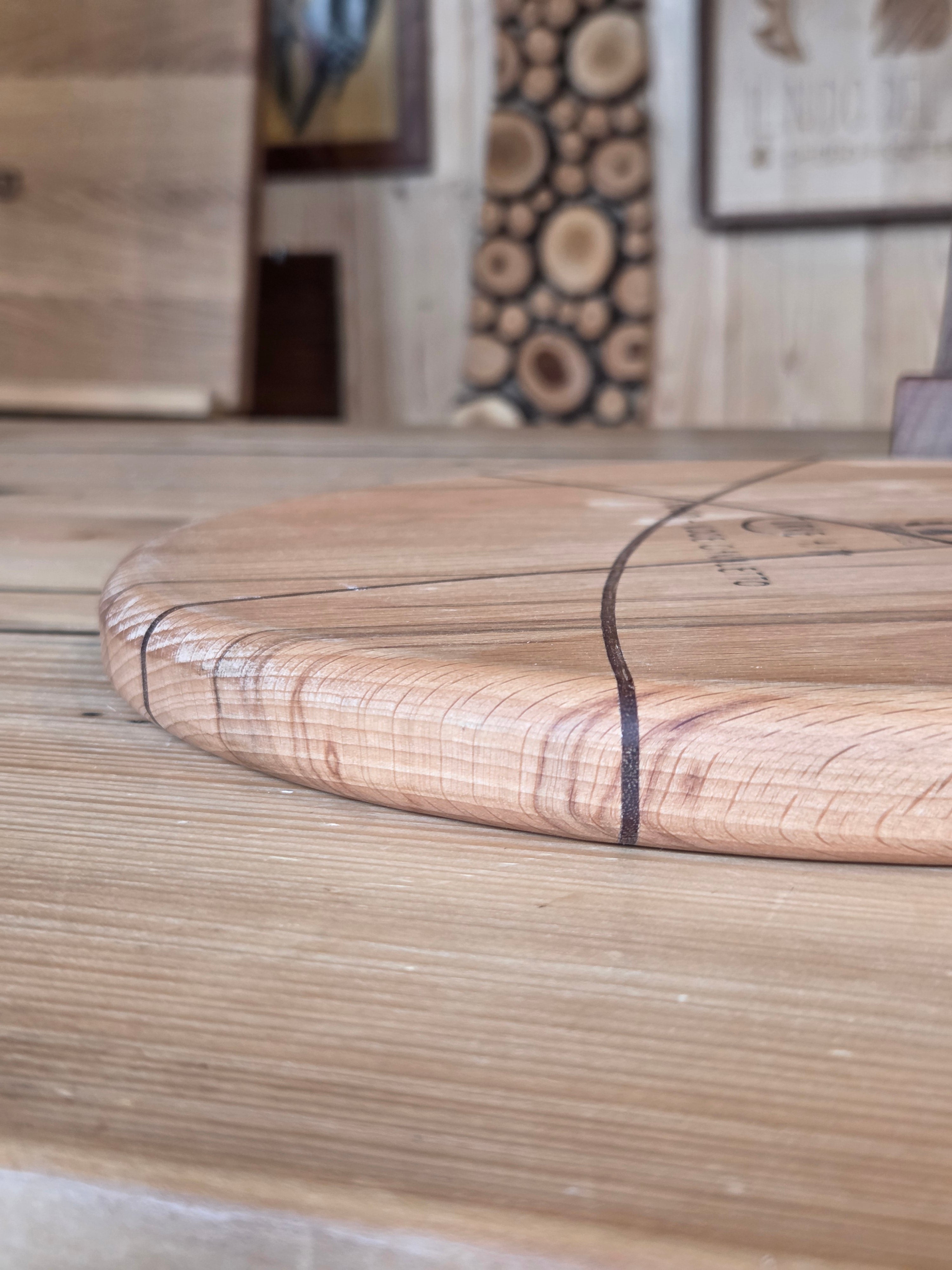 Il nido del picchio Curve tagliere rotondo castagno wenge