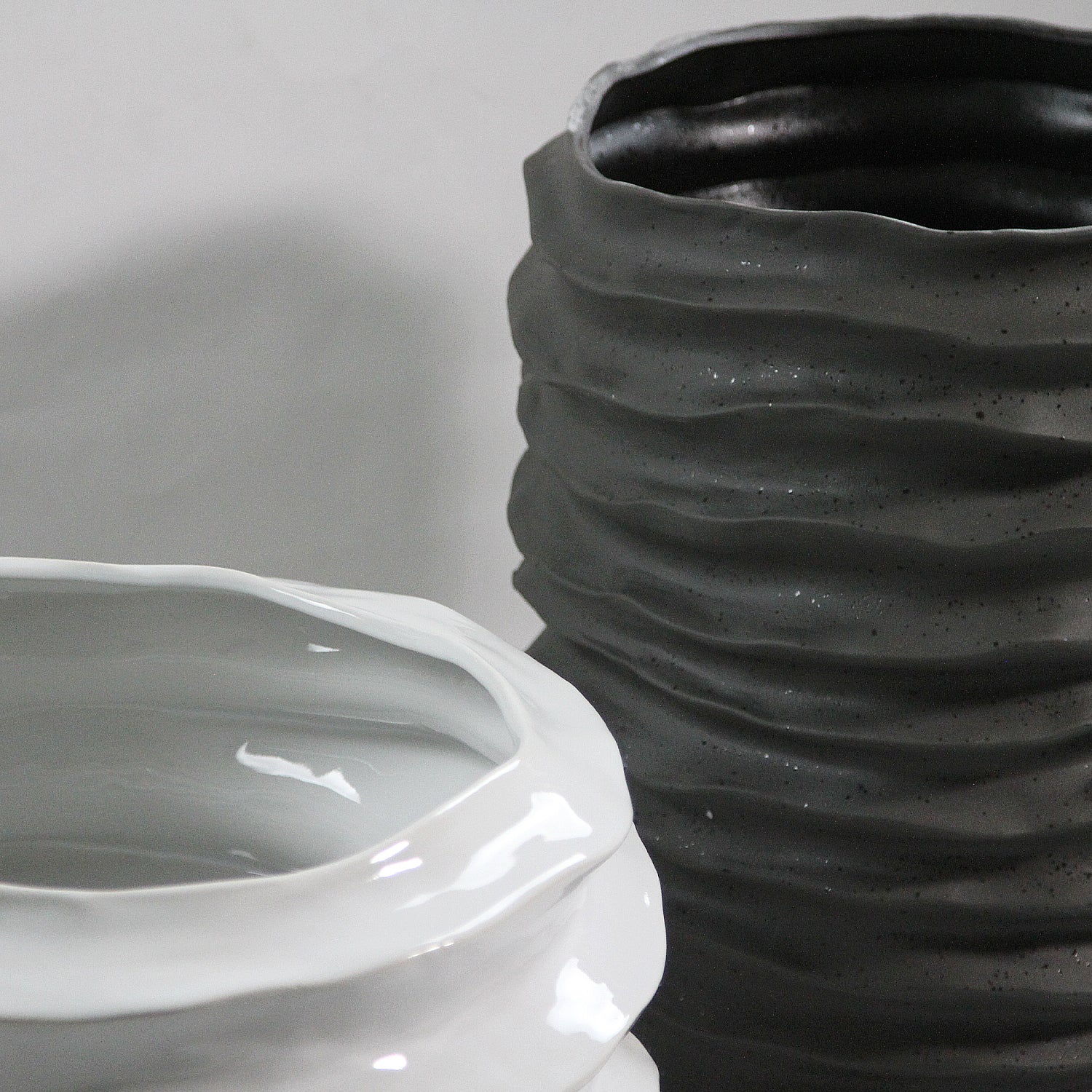 Galore Home Wavy Disk vaso ceramica nero alto bordo ondulato