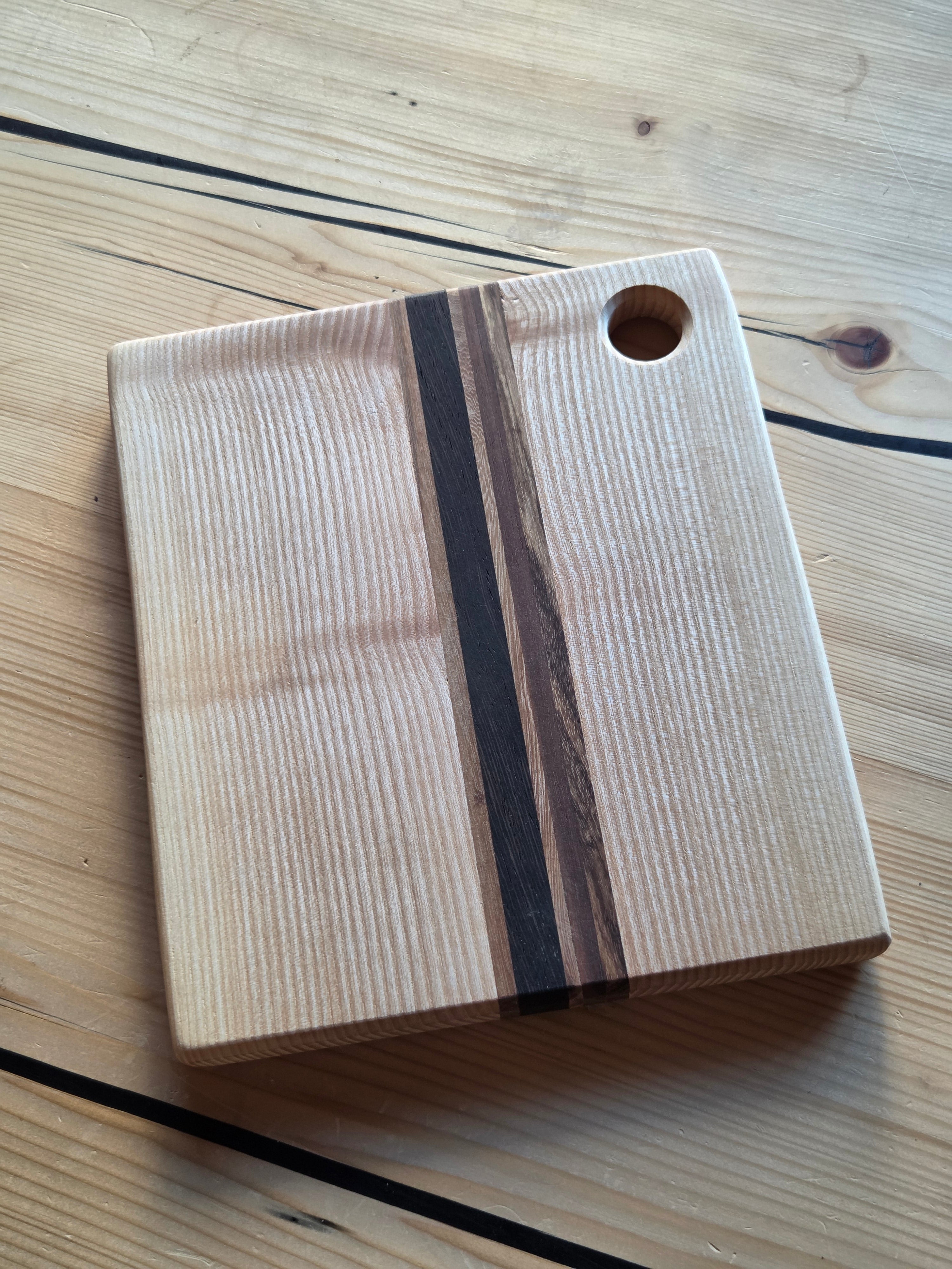 Il nido del picchio tagliere frassino 25x30cm bordo naturale