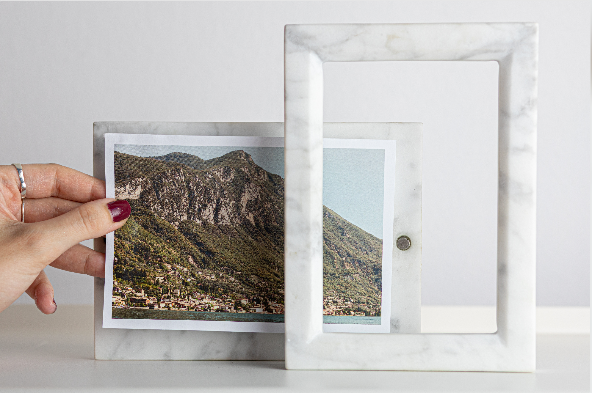 Cyrcus Design Eikòna cornice marmo di Carrara magnetica