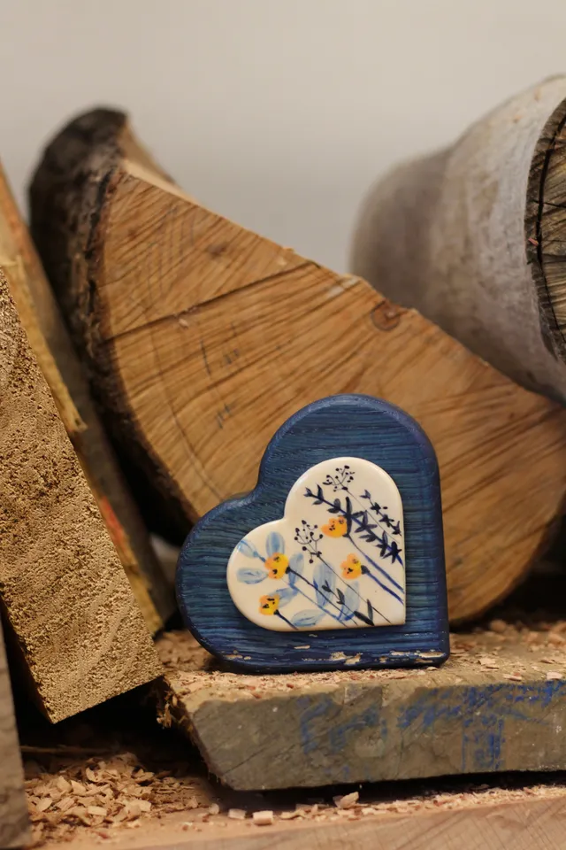 Il nido del picchio Cuoricino decorativo in rovere e ceramica cuore 10x10