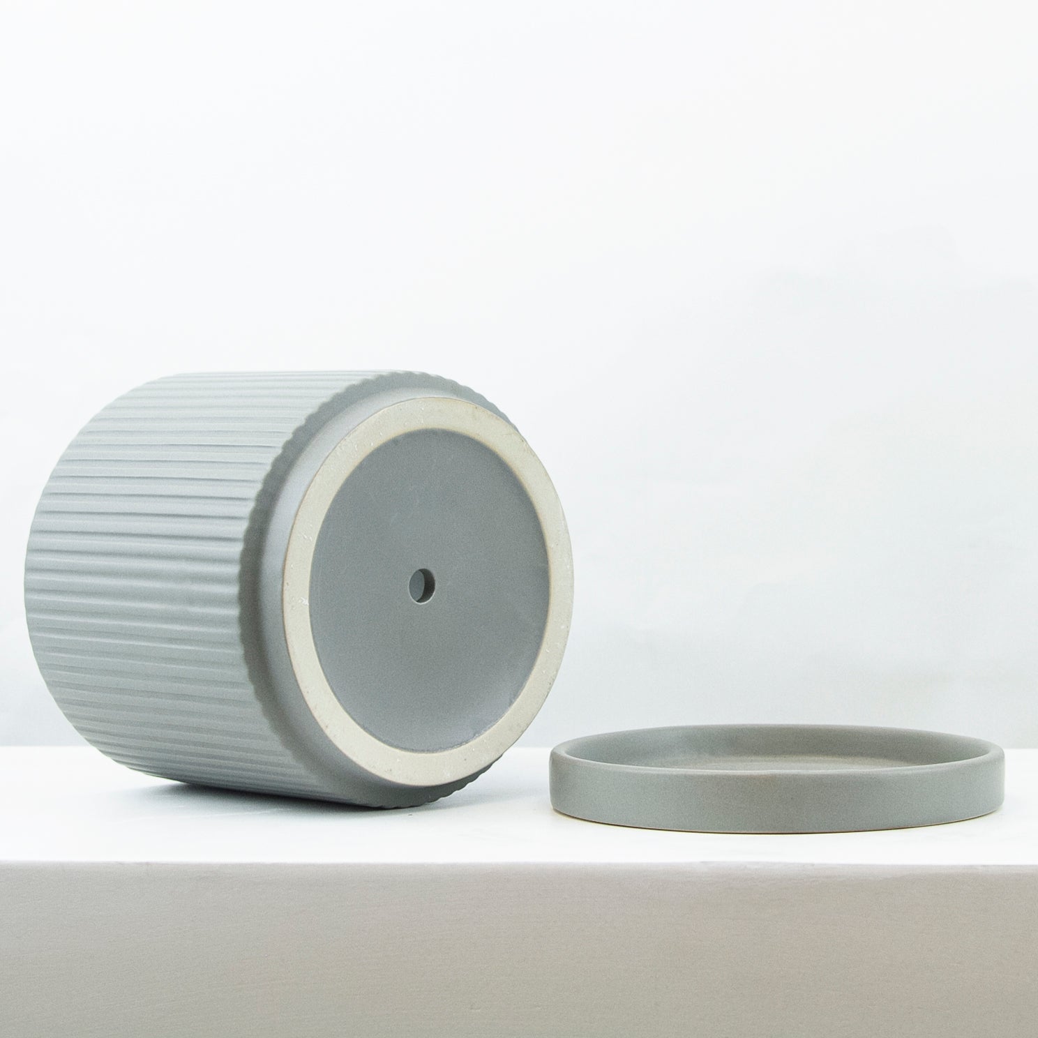 Galore Home Ridged vaso ceramica con sottovaso bianco