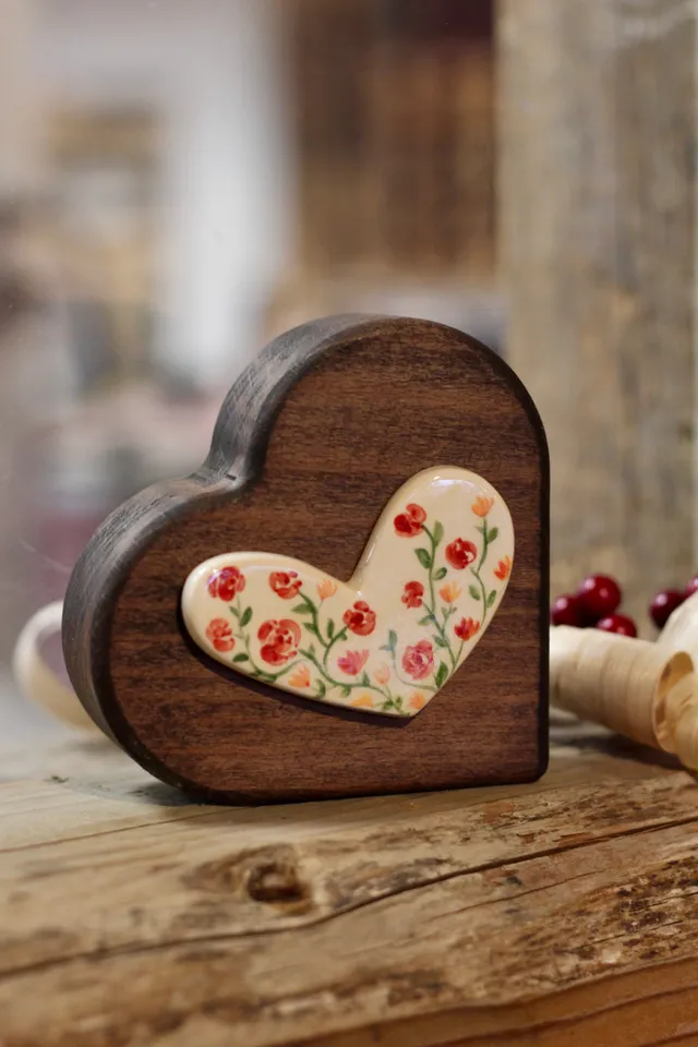 Il nido del picchio cuore decorativo legno noce ceramica 10x10