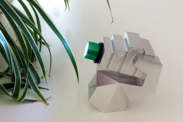 Cyrcus Design Sessan8 scultura pugno alluminio