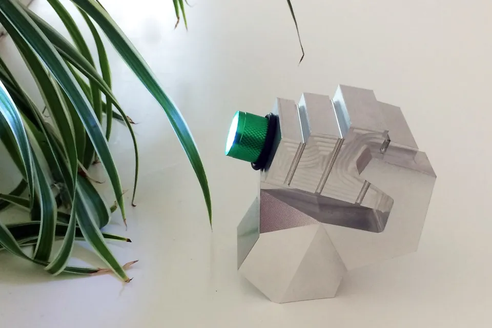 Cyrcus Design Sessan8 scultura pugno alluminio