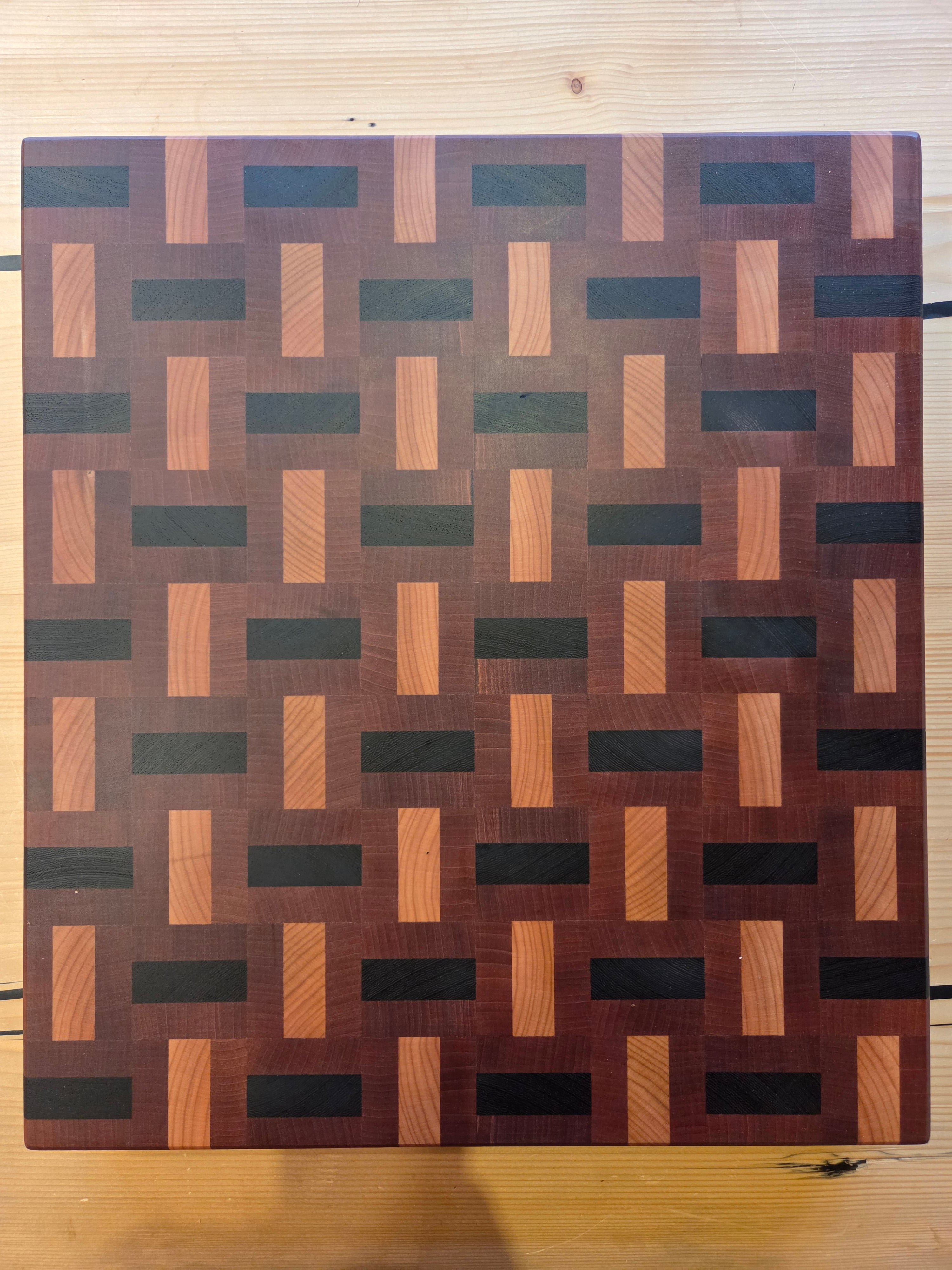Il Nido del Picchio tagliere geometrico mogano 40x45