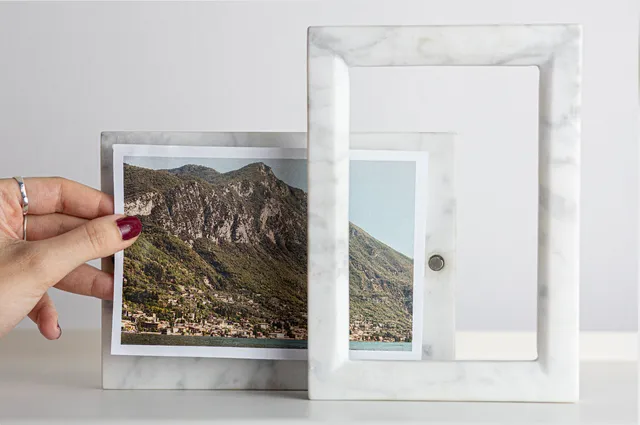 Cyrcus Design Eikòna cornice marmo di Carrara magnetica