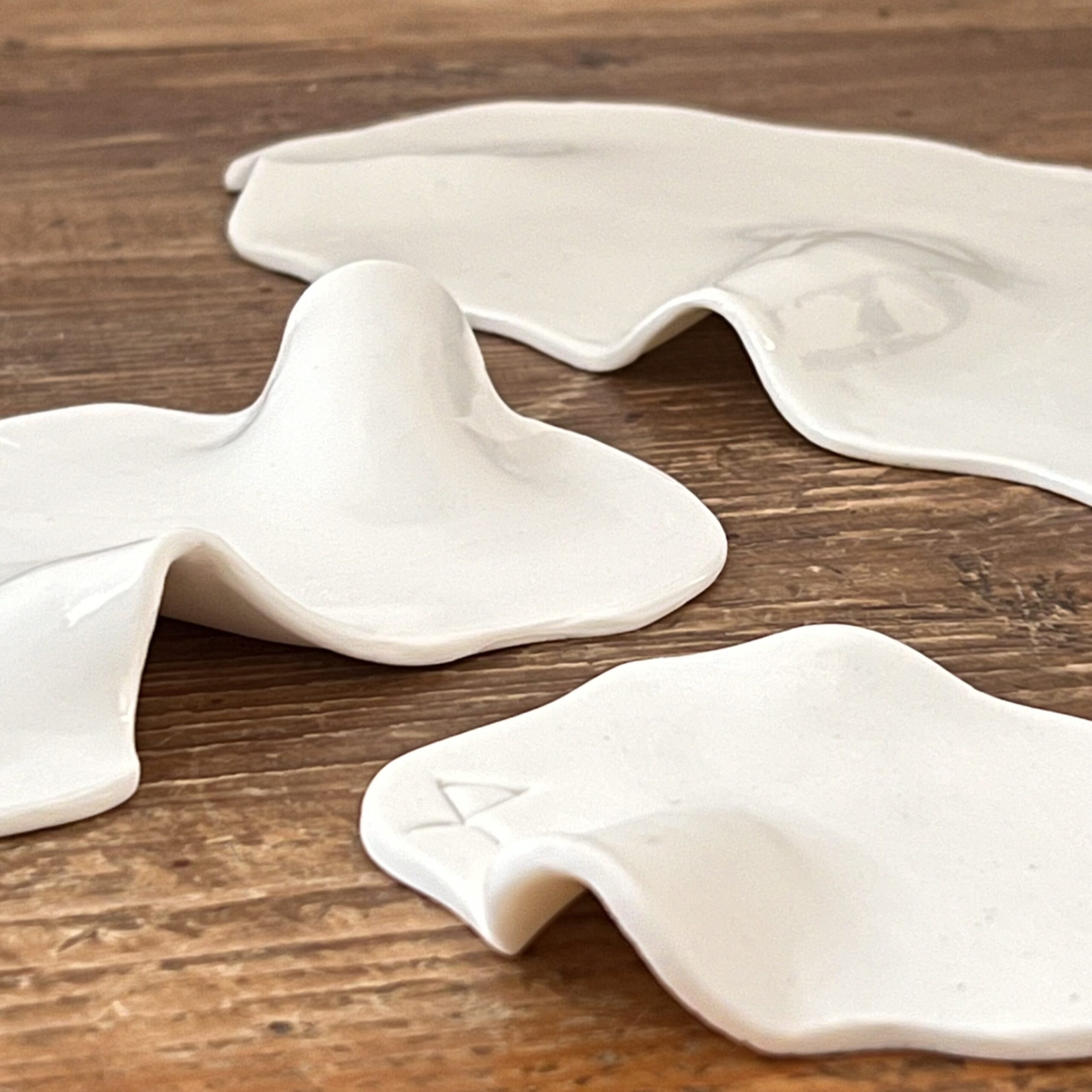 Atelier Alida Ceramiche Nuvolì lastra porcellana sinuosa
