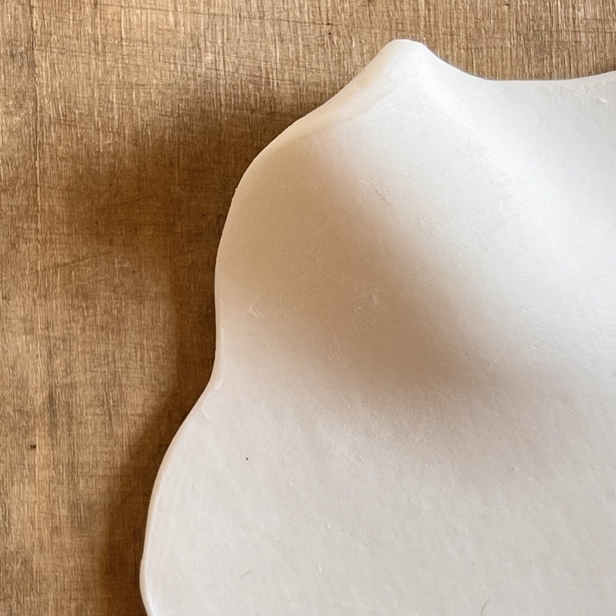Atelier Alida Ceramiche Nuvolì lastra porcellana sinuosa