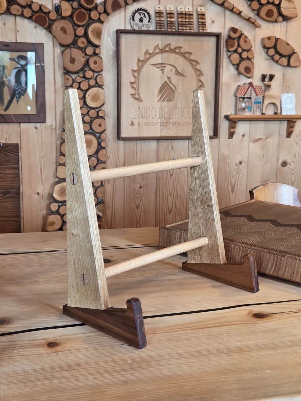 Il nido del picchio supporto per tagliere in legno