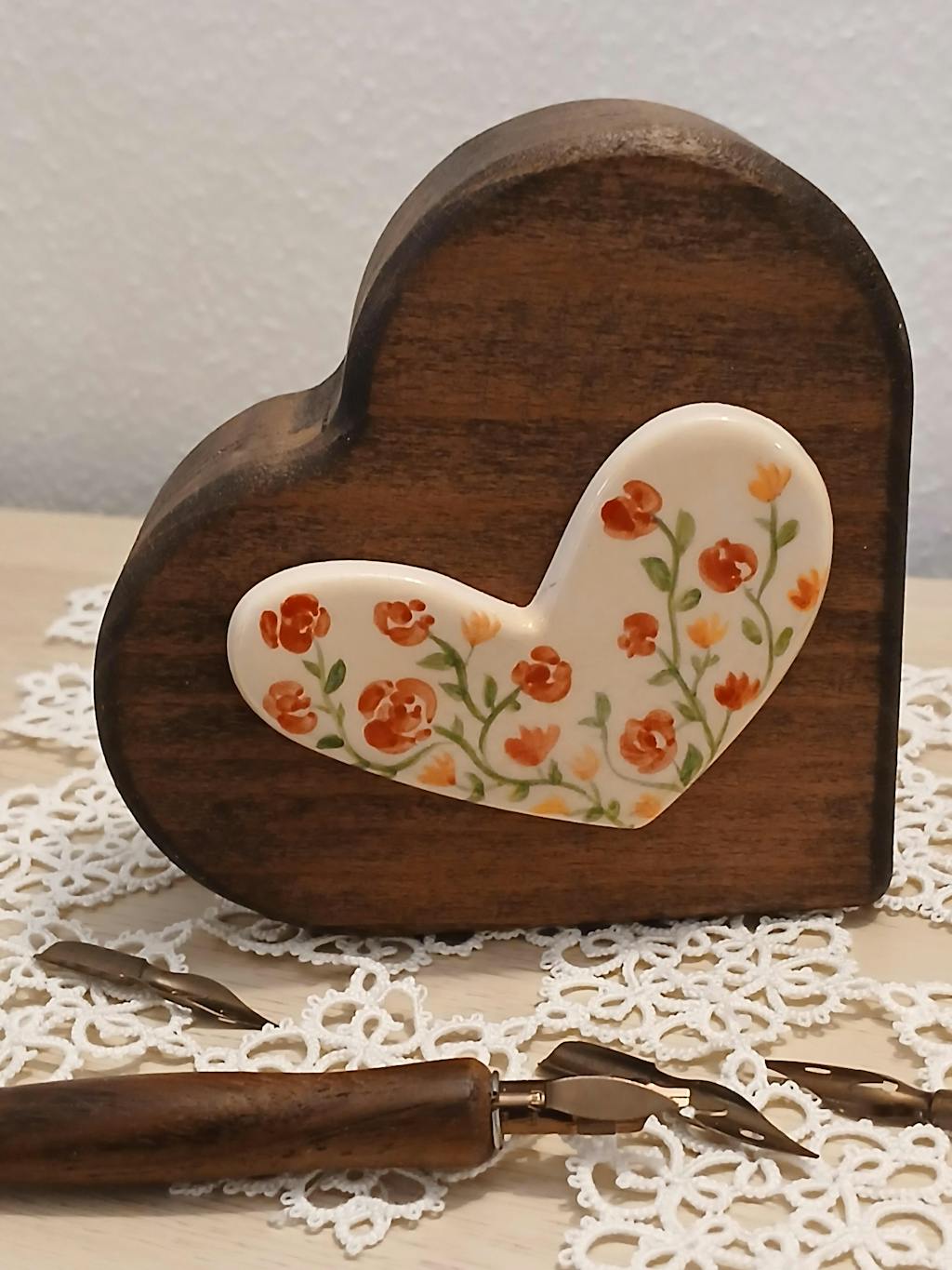 Il nido del picchio cuore decorativo legno noce ceramica 10x10