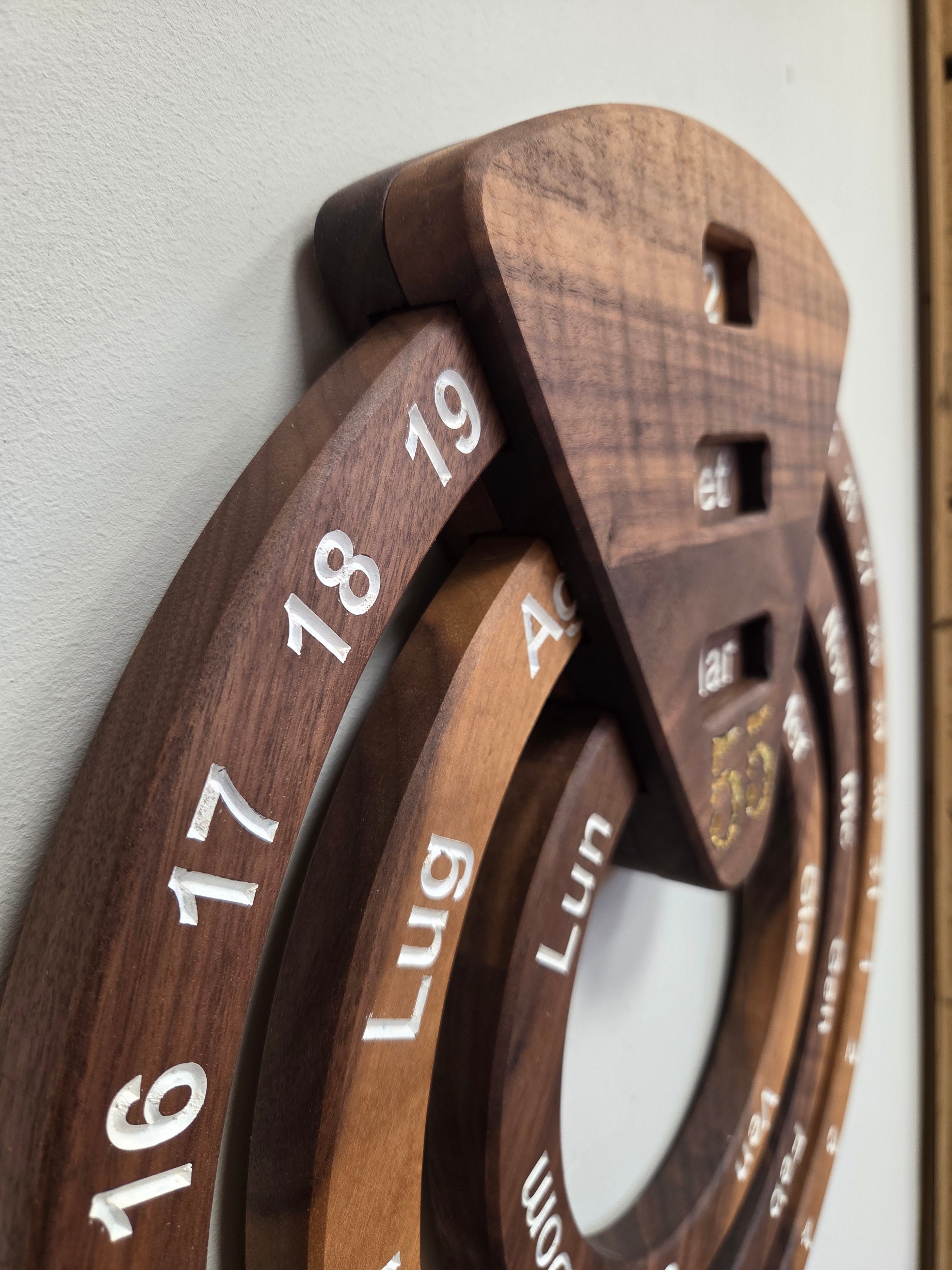 Il nido del picchio Datario perpetuo calendario legno 50cm mosaico