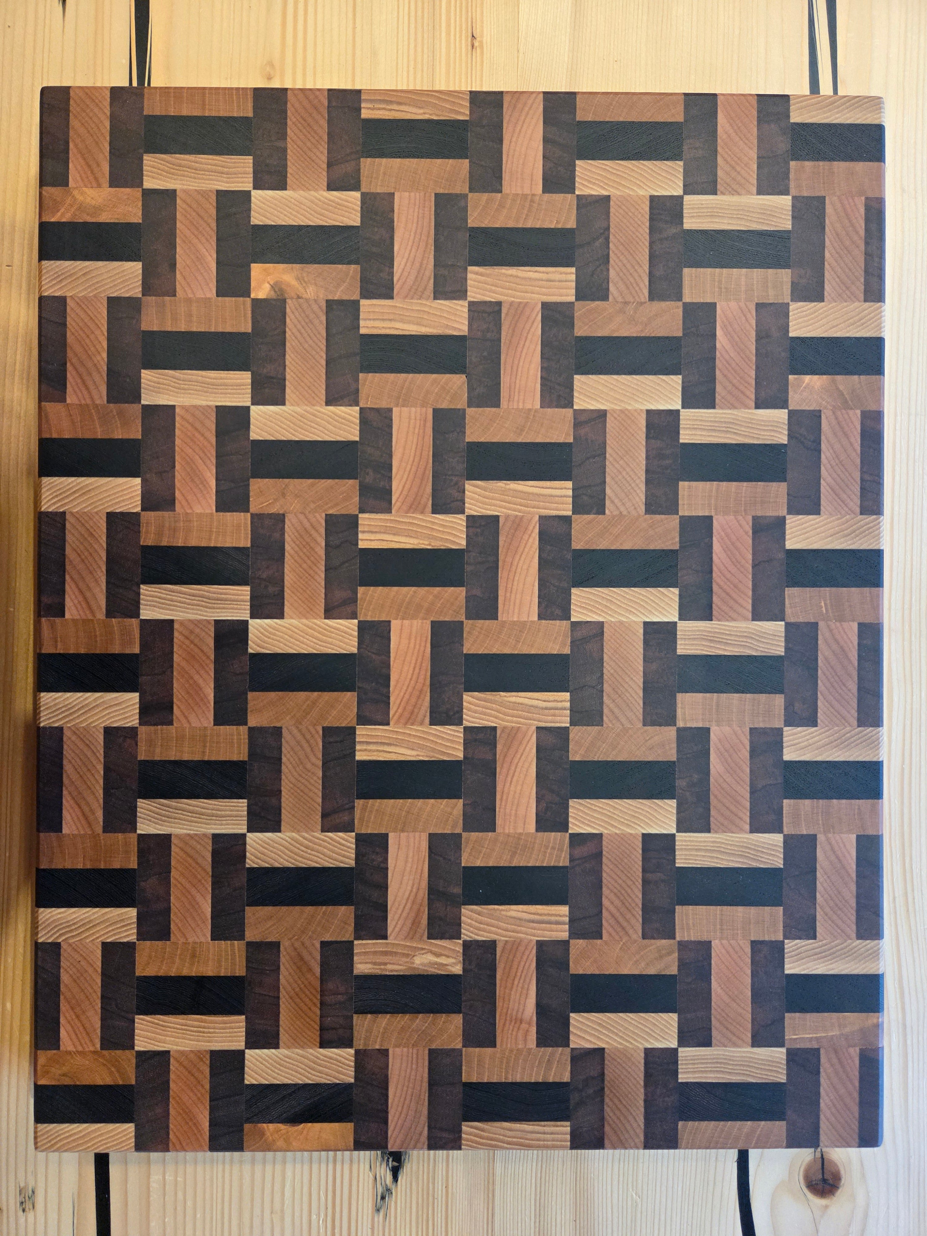 Il nido del picchio tagliere geometrico 40x50 multiessenza testa