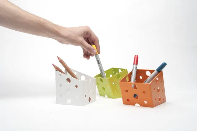 Cyrcus Design Babel portapenne acciaio colorato taglio laser
