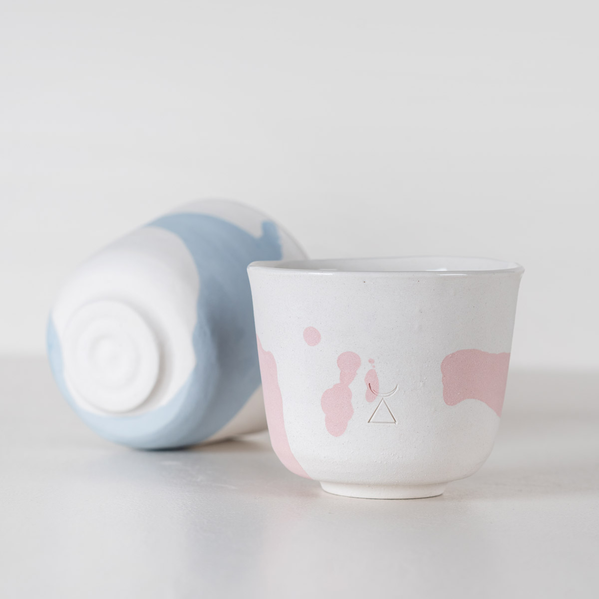 Atelier Alida Ceramiche Mu tazza in gres macchia rosa