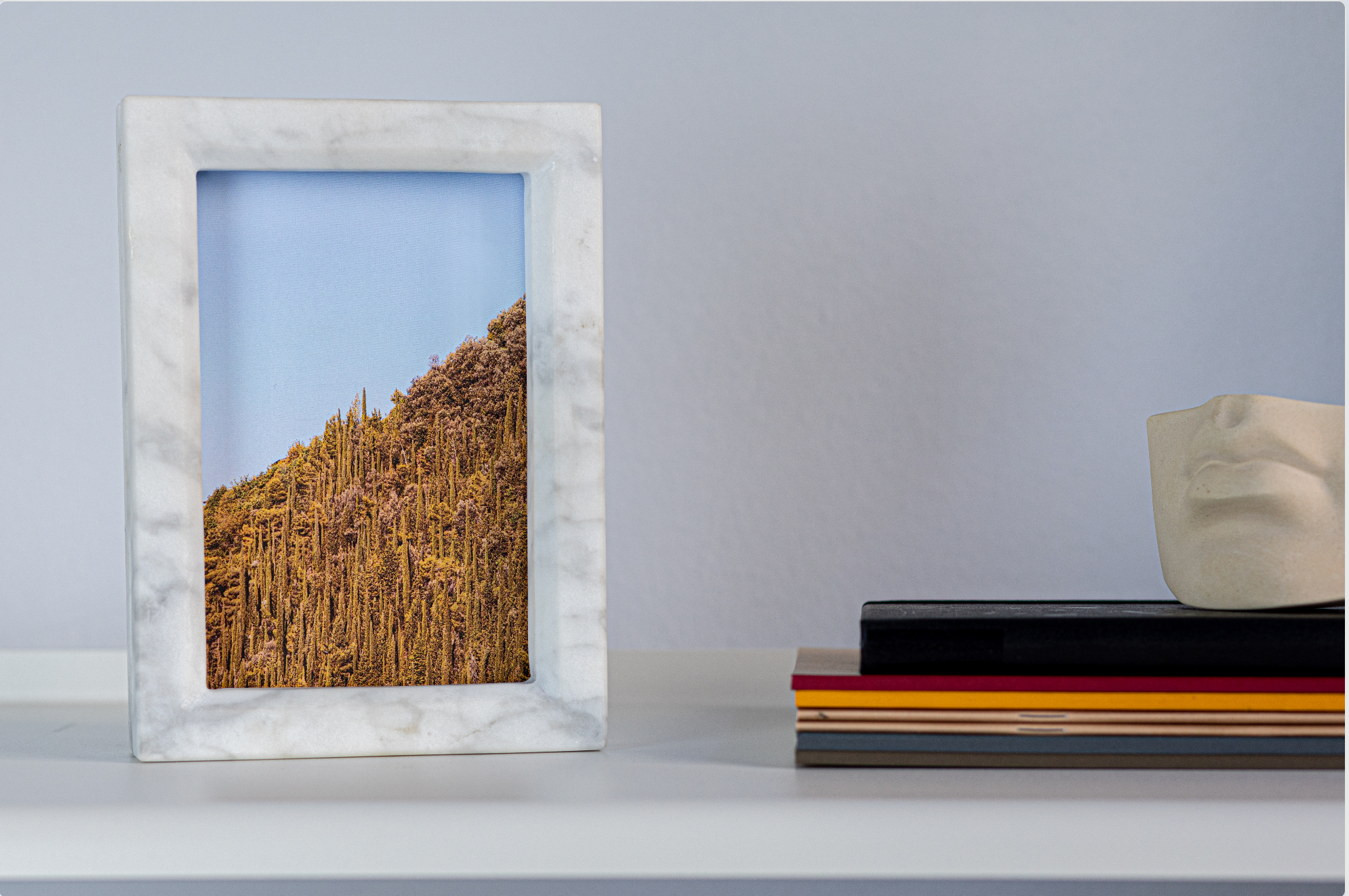 Cyrcus Design Eikòna cornice marmo di Carrara magnetica