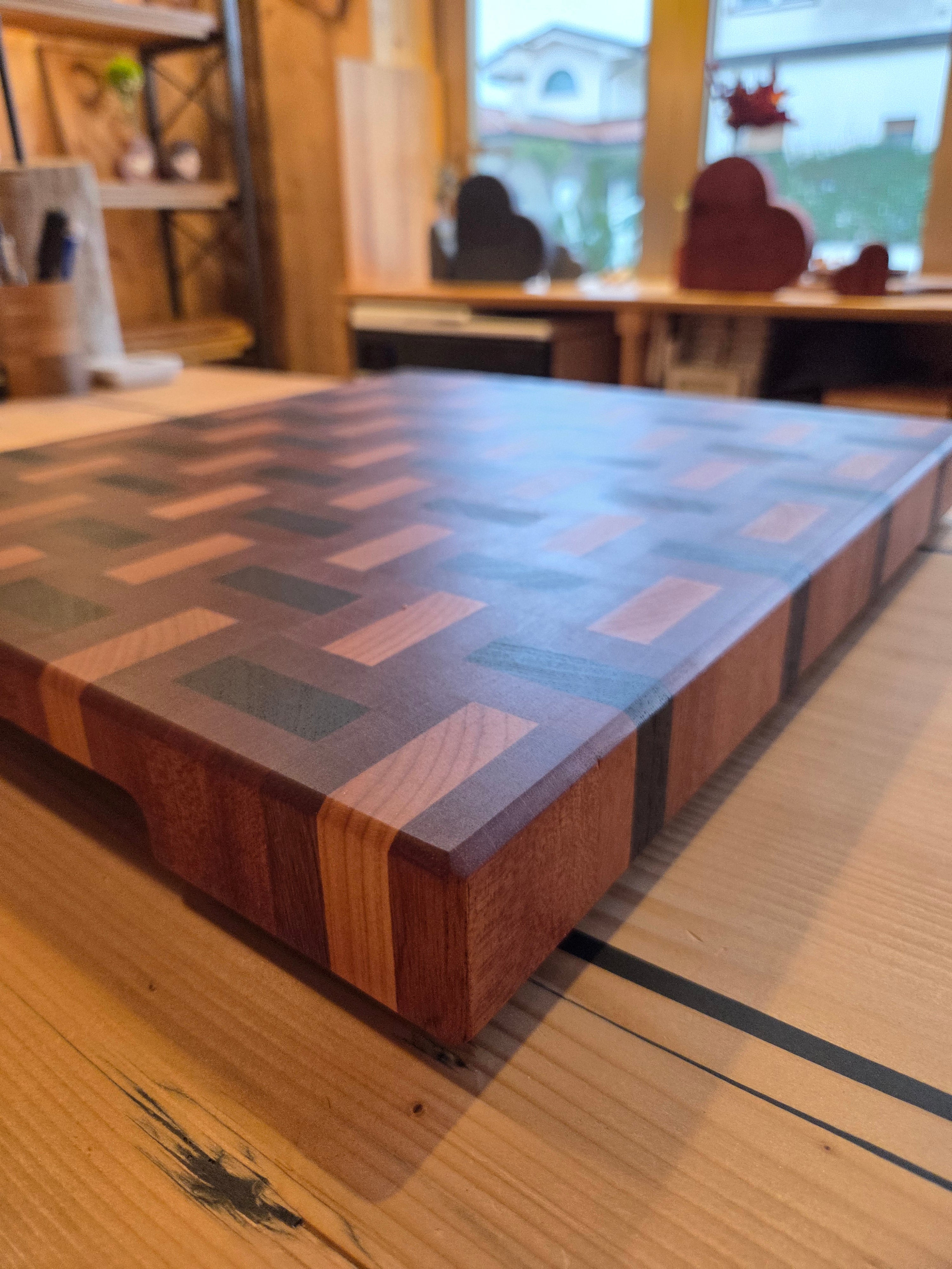 Il Nido del Picchio tagliere geometrico mogano 40x45