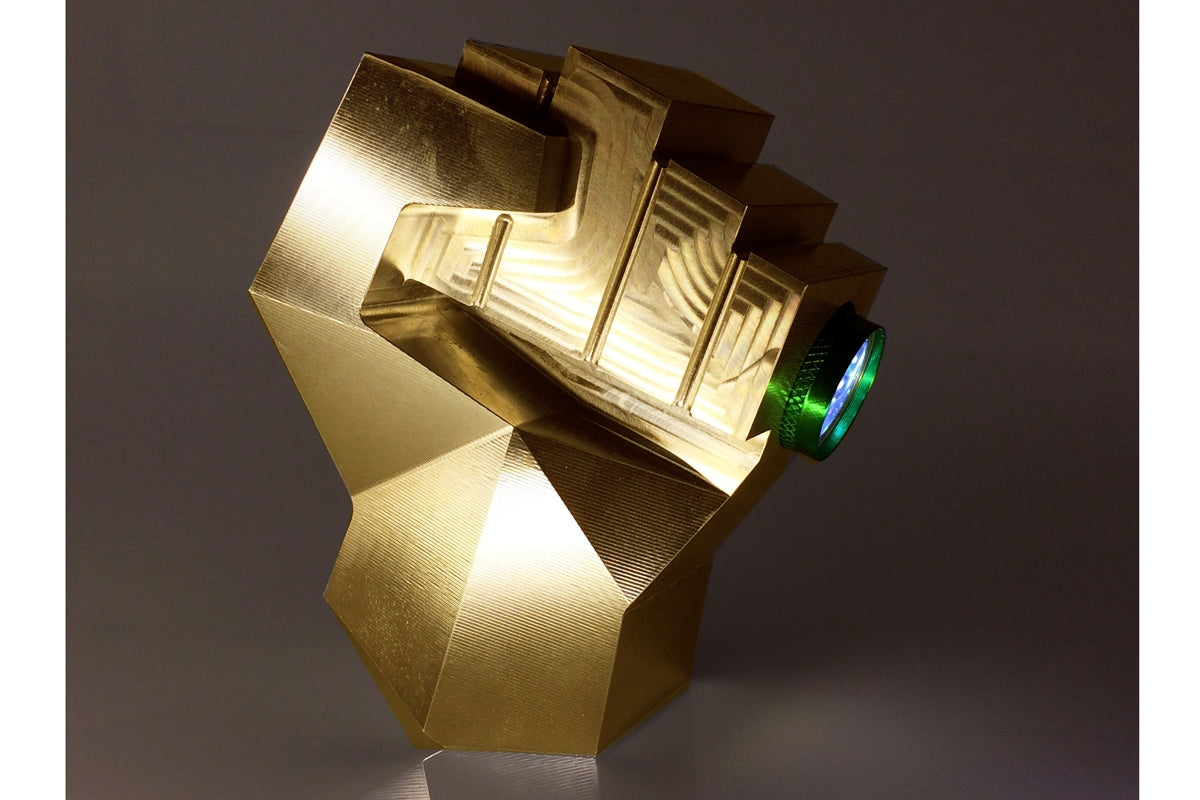 Cyrcus Design Sessan8 scultura pugno alluminio