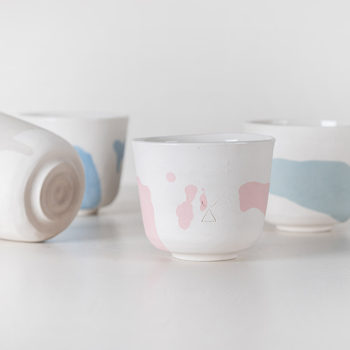 Atelier Alida Ceramiche Mu tazza in gres macchia rosa