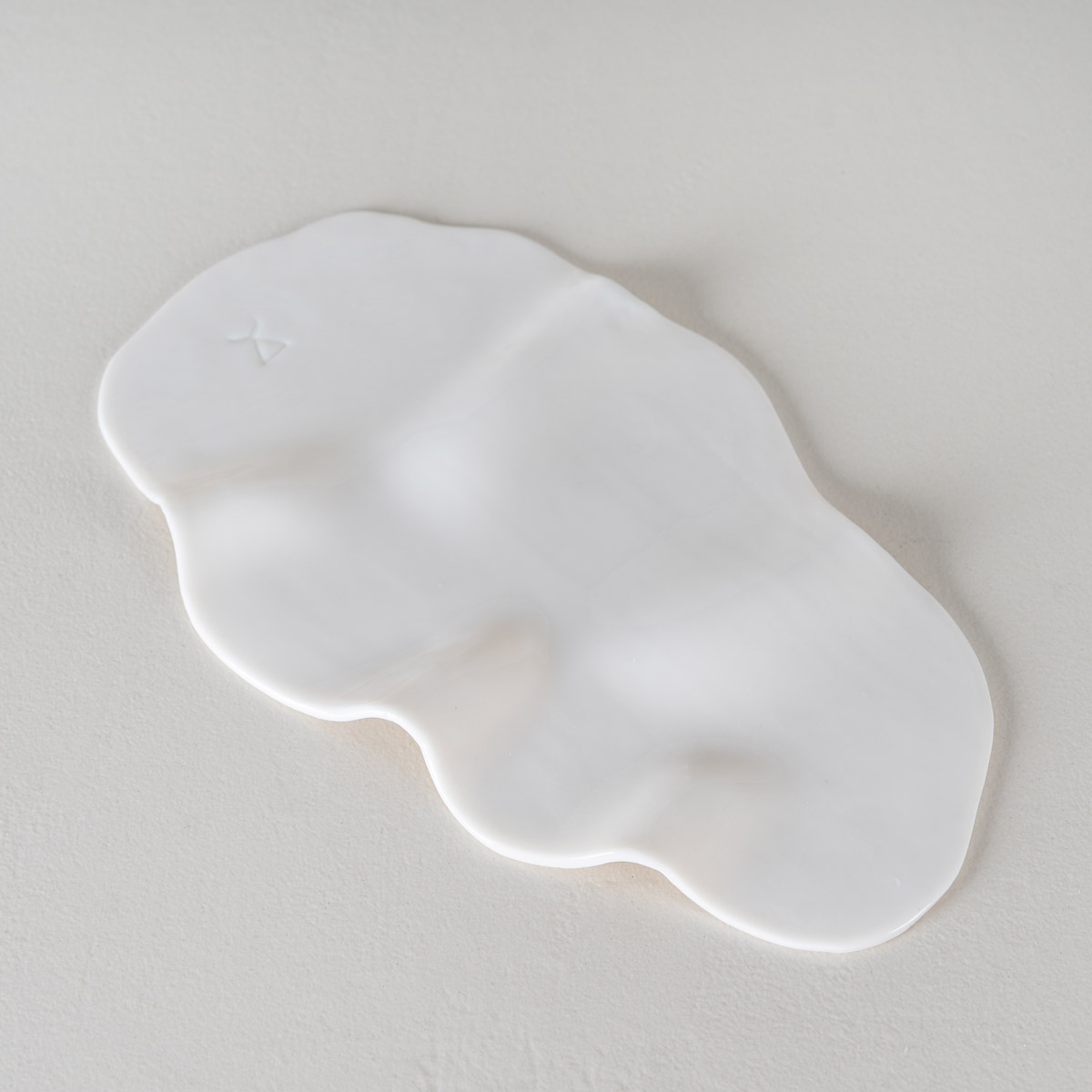 Atelier Alida Ceramiche Nuvolì lastra porcellana sinuosa
