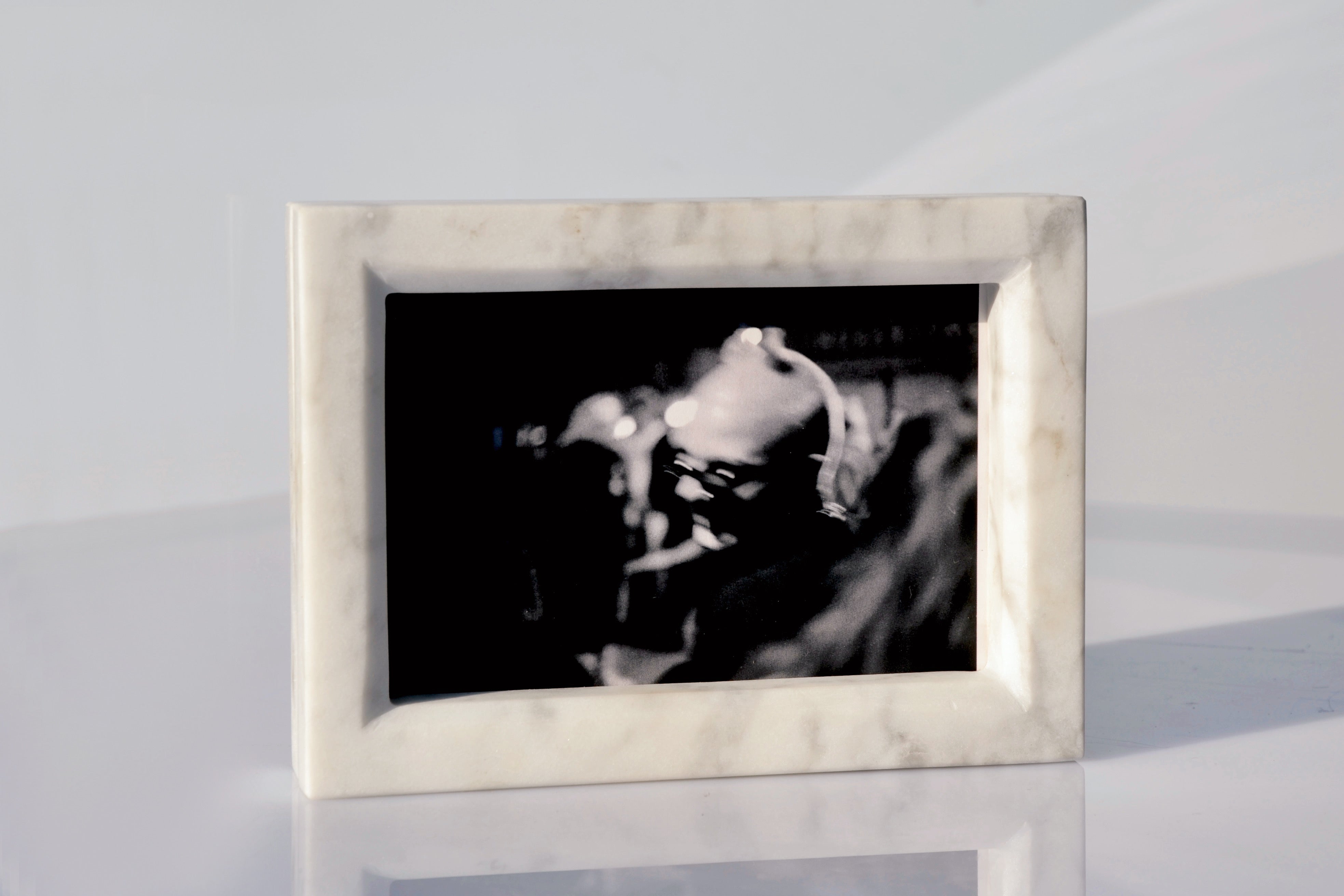 Cyrcus Design Eikòna cornice marmo di Carrara magnetica