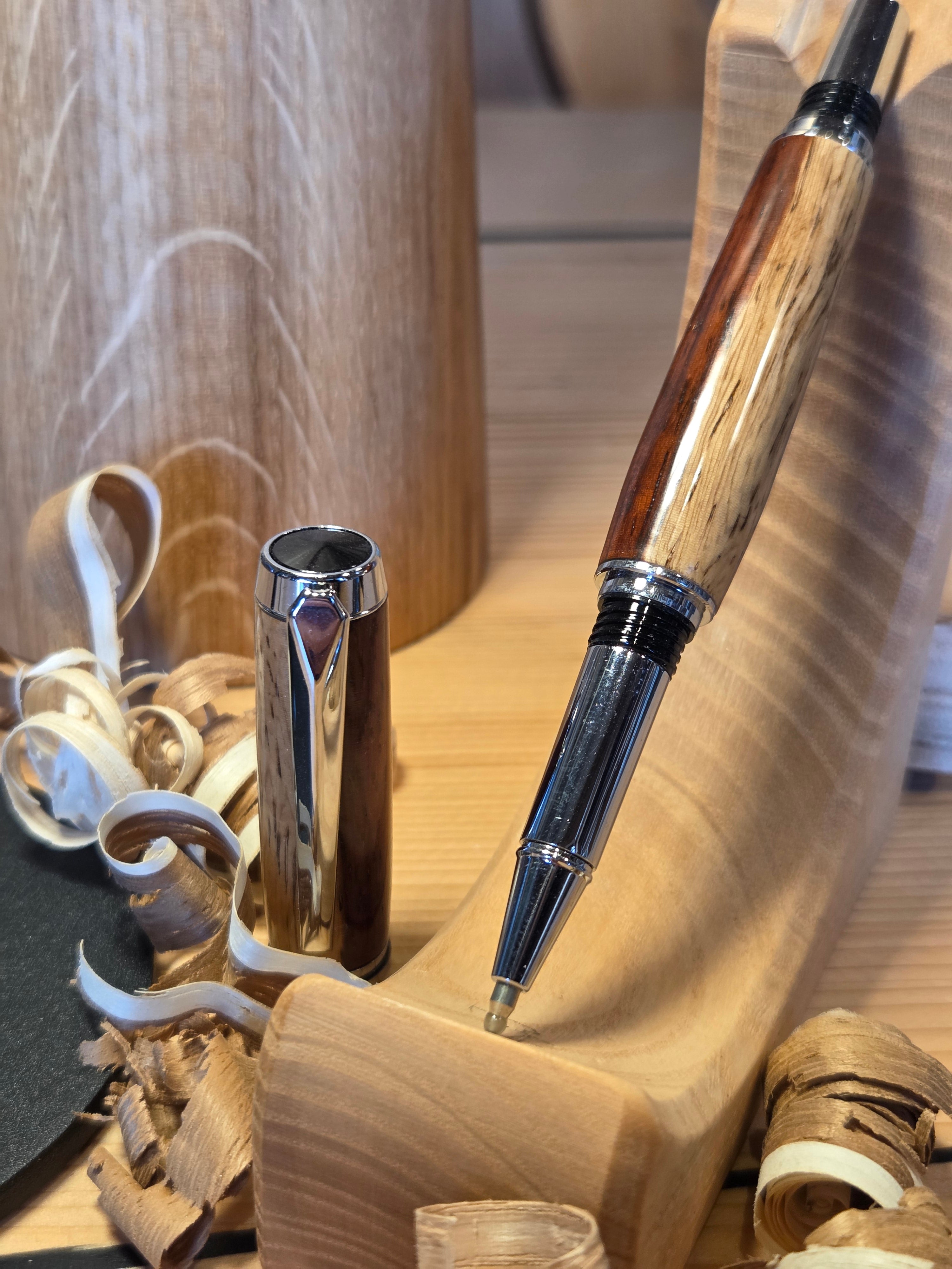Il nido del picchio New Gentleman penna a sfera padouk bicolore