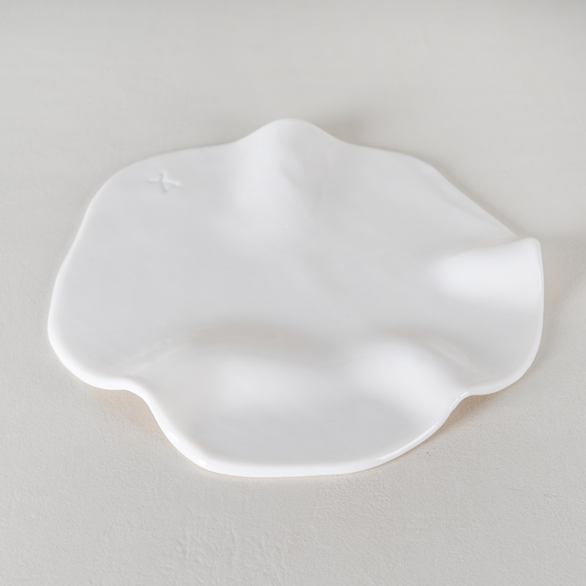 Atelier Alida Ceramiche Nuvolì lastra porcellana sinuosa